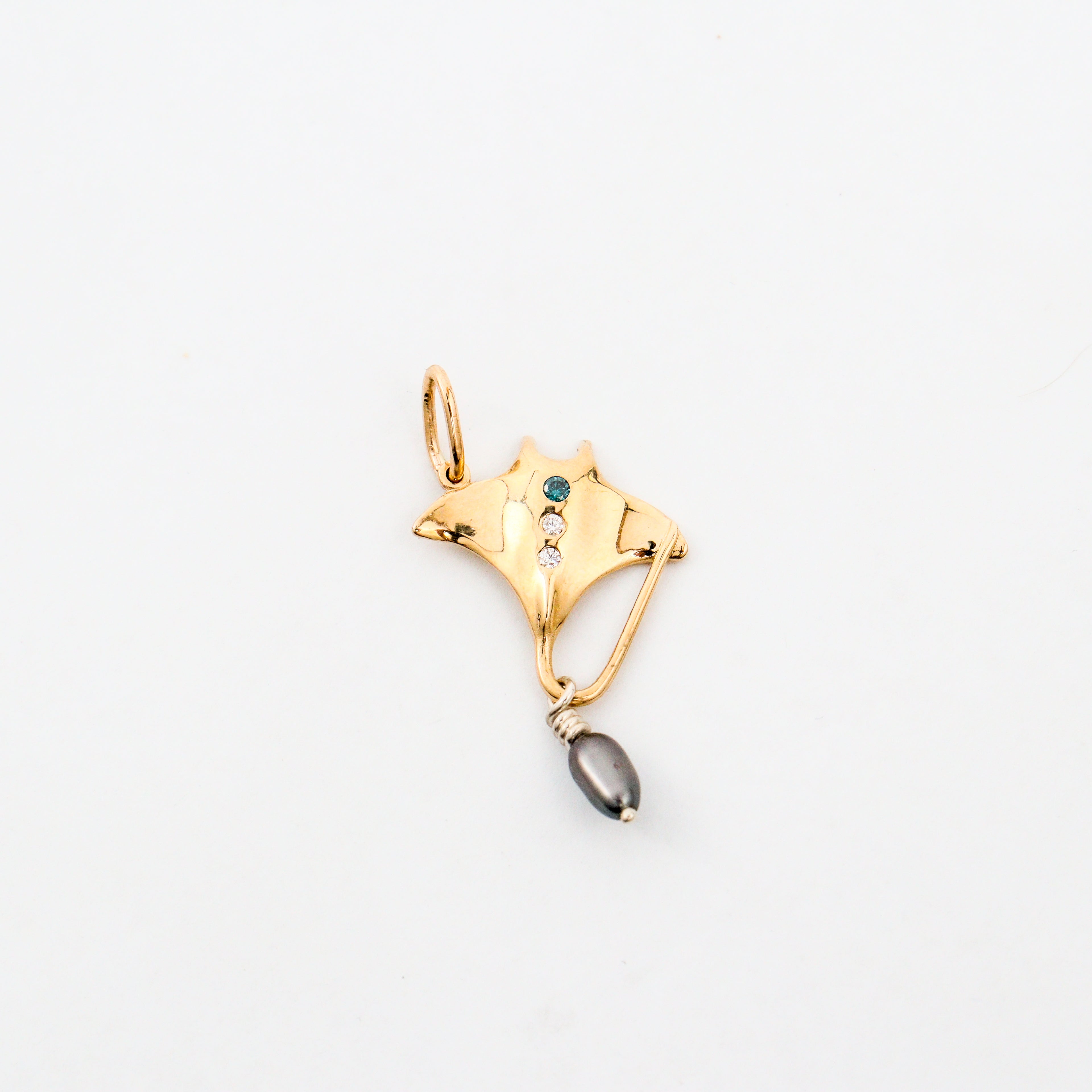 Coral Bay Jewels – Yellow Gold Manta Ray Pearl Pendant