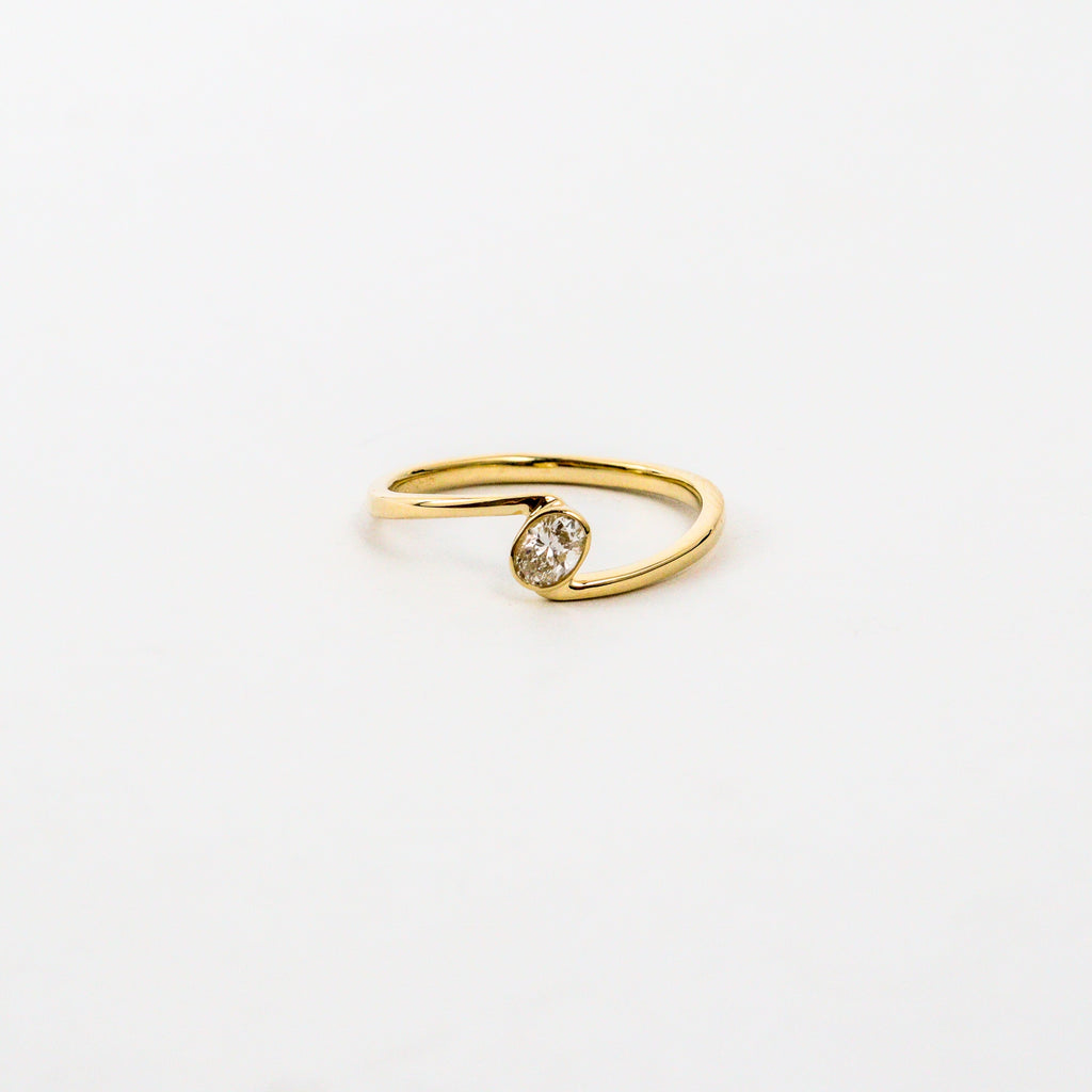 Leon Baker – Yellow Gold Oval Lab Diamond Offset Ring