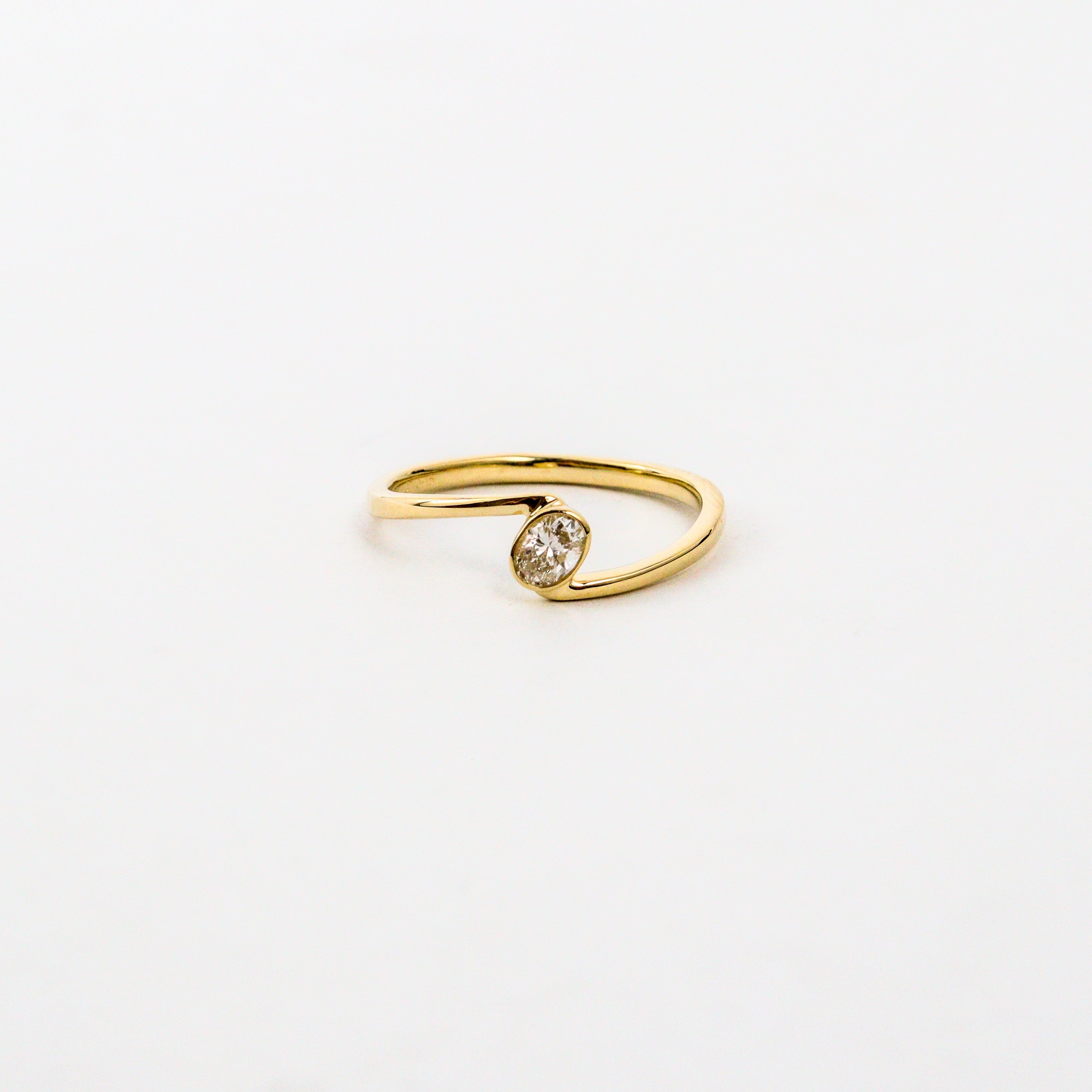 Leon Baker – Yellow Gold Oval Lab Diamond Offset Ring