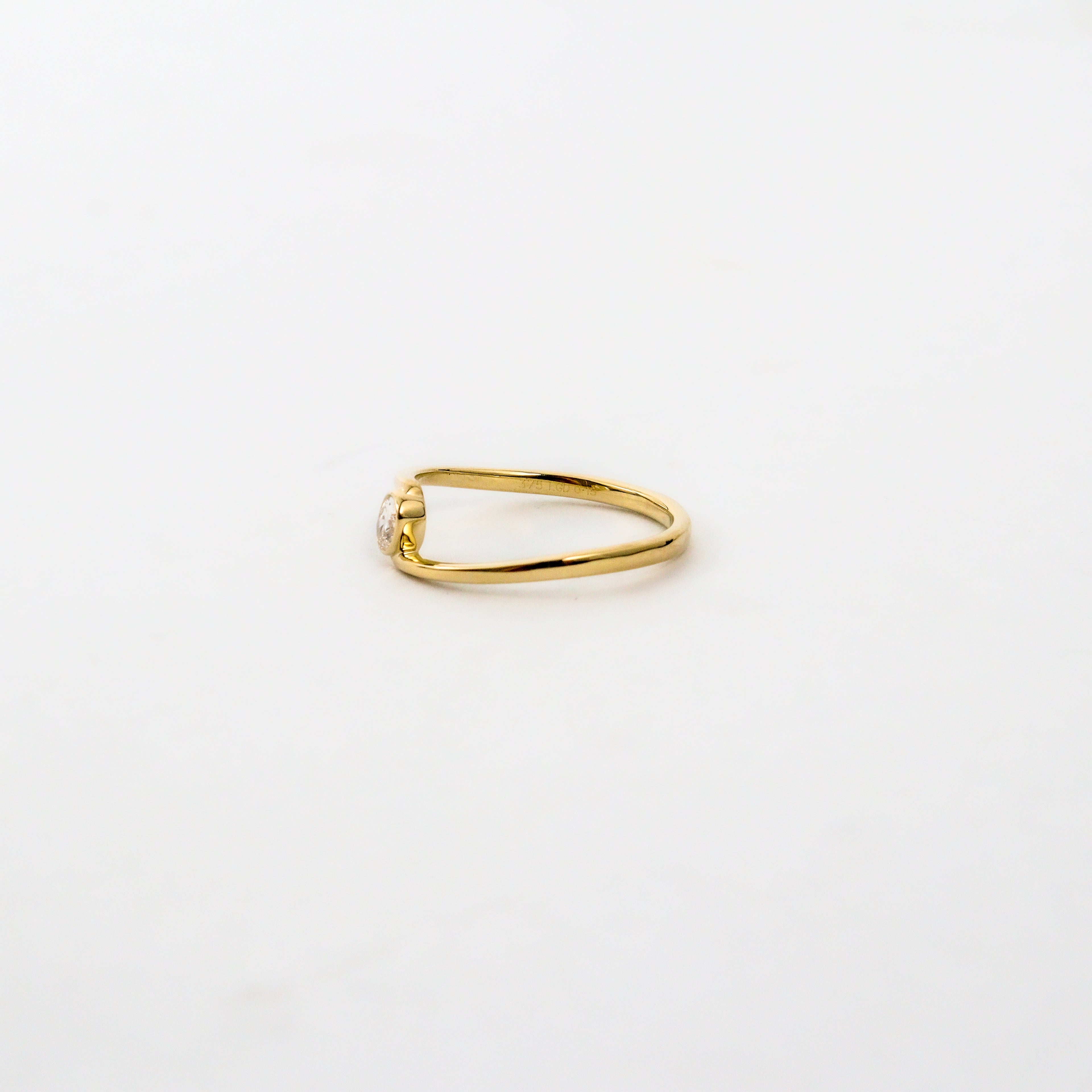 Leon Baker – Yellow Gold Oval Lab Diamond Offset Ring
