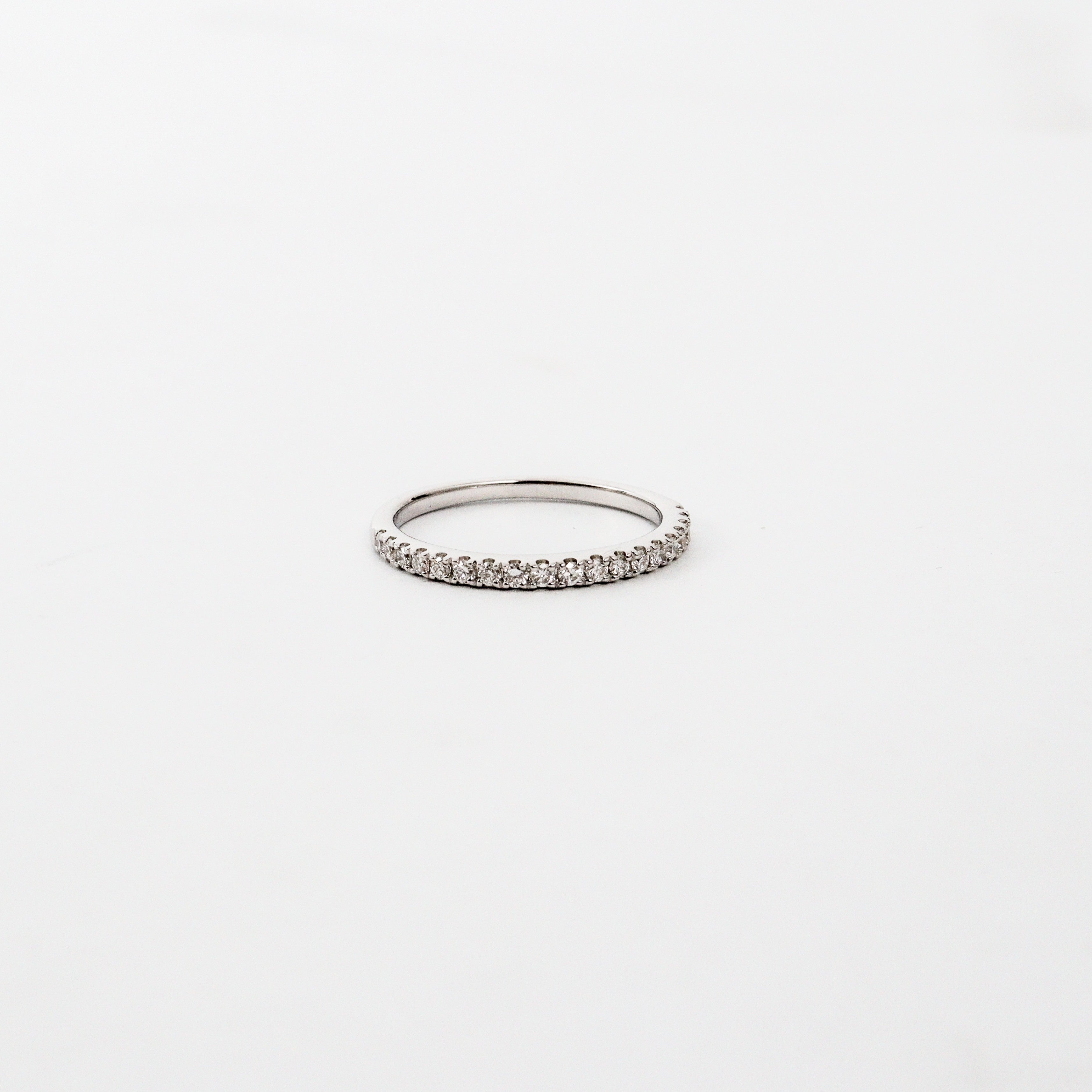 Leon Baker – White Gold Lab Diamond Claw Set Band